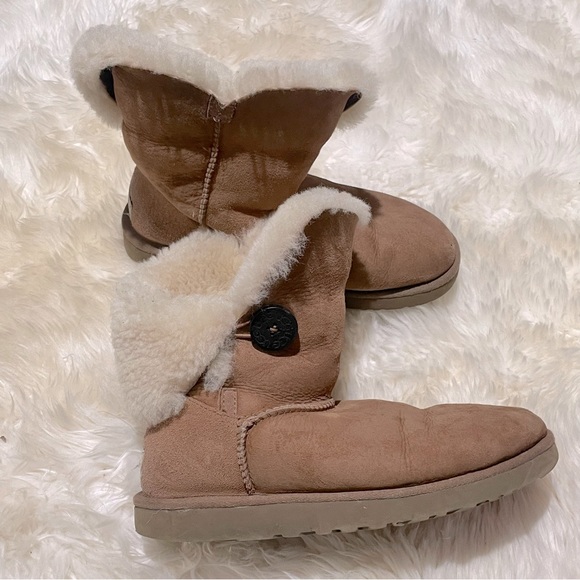 Ugg Short Womens Boots Size 8! - Picture 7 of 16
